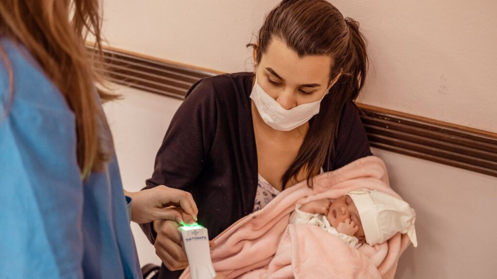 Coleta de biometria da mãe e bebê na maternidade
