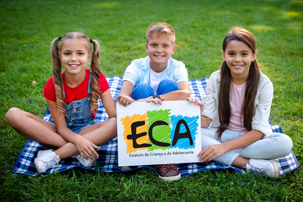 Crianças sorrindo uma placa que está escrito "ECA".