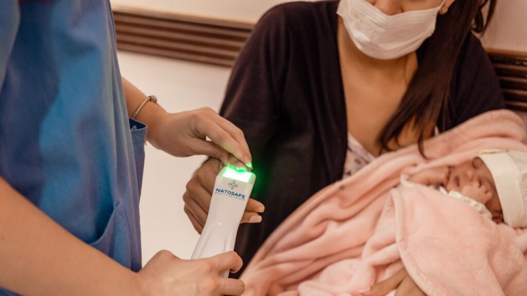 Equipe Natosafe coletando biometria de mãe e bebê
