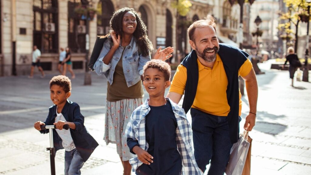 família passeando ao ar livre com crianças