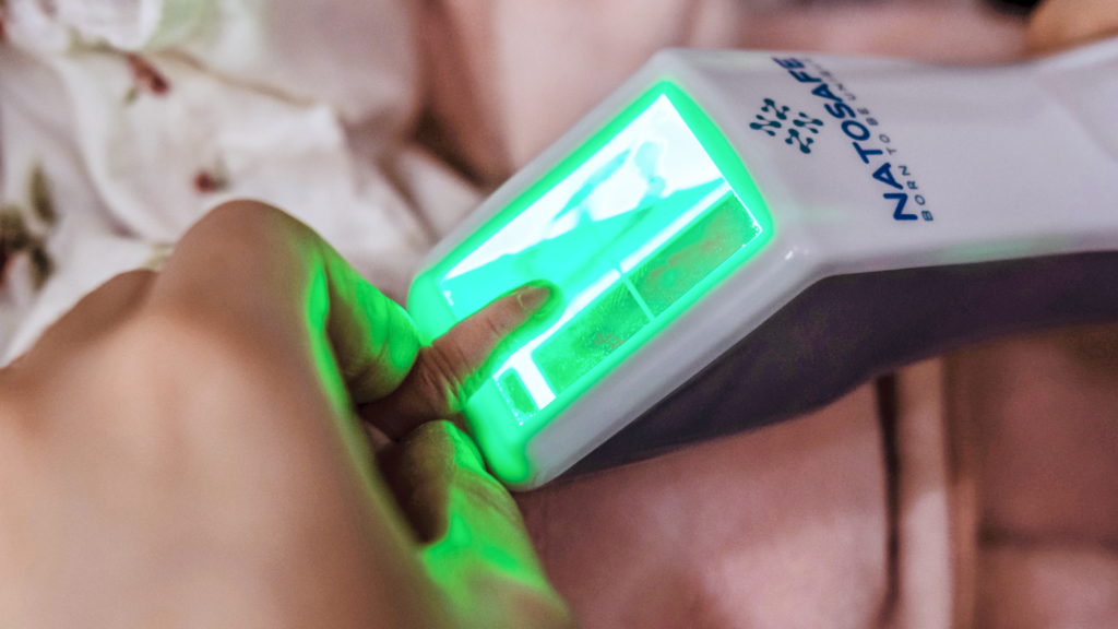 Biometria de um recém-nascido sendo coletada com o scanner Nilmaone.